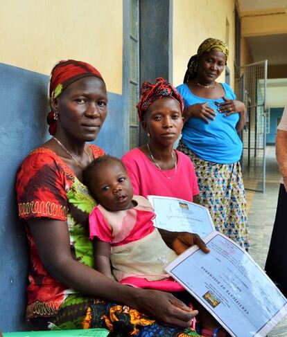 <p>Mameth sostiene en sus manos los certificados que aseguran que tanto ella como su hija son supervivientes y están sanas. Ambas vencieron al ébola. Sin embargo, su bebé está ahora sufriendo algunas de las terribles secuelas de este virus. Como muchos otros niños que sobrevivieron, la hija de Mameth está quedándose sorda. </p>  <p>Ser niño en Sierra Leona nunca ha sido una tarea fácil. Según UNICEF, se trata del país con mayor mortalidad infantil de todo el mundo (1). Uno de cada cinco niños muere antes de cumplir los 5 años. Pobreza, malnutrición, explotación infantil, violencia doméstica, falta de educación, mutilación genital femenina, matrimonios forzados y múltiples enfermedades infecciosas como la malaria, fiebre tifoidea o la fiebre de Lassa son endémicas en Sierra Leona. </p>
