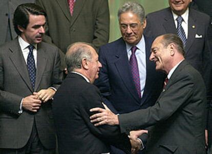 El presidente chileno, Ricardo Lagos, saluda al jefe de Estado francés, Jacques Chirac, ante el presidente del Gobierno, José María Aznar, y el presidente de Brasil, Fernando Henrique Cardoso.