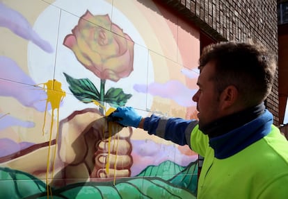 Operarios del servicio de limpieza del ayuntamiento de Zamora retiran la pintura de la sede provincial del PSOE de Zamora.