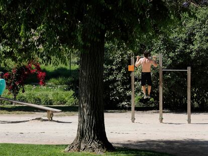 Los aparatos de ejercicios físicos y de gimnasia están dispersos a lo largo de los 10 kilómetros del jardín de Valencia. 