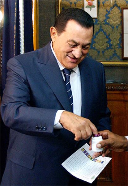Mubarak, en el poder durante 24 años y que previsiblemente ganará los comicios, vota en El Cairo.