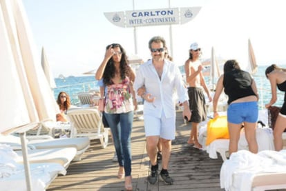 El príncipe Al Waleed bin Talal con su esposa, la princesa Amira al Taweel, en Cannes un día de agosto de 2008.