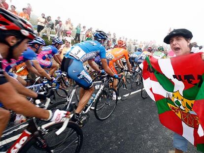 Aficionados vascos reciben al pelotón durante el Tour de Francia de 2006.