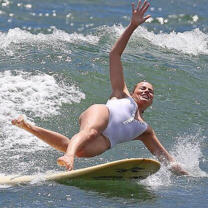 Margott Robbie surfea en Hawái. La actriz ha compartido en su cuenta de Instagram una de sus caídas mientras practica surf. "Gracias por sacar siempre mi mejor ángulo", ha bromeado