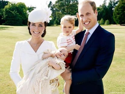 Los duques de Cambridge con sus hijos.
