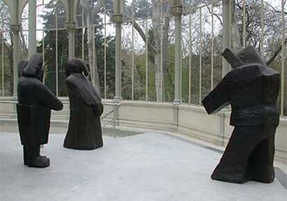 Esculturas &#39;Esquimal 1 y 2&#39; , de Francisco Leiro, en el Palacio de Cristal de Madrid.