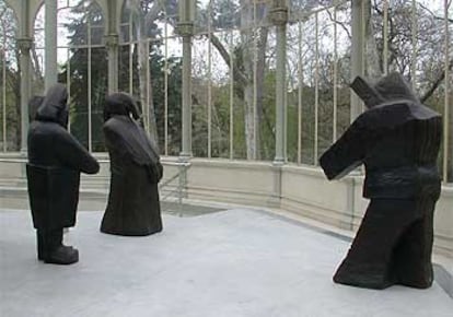 Esculturas &#39;Esquimal 1 y 2&#39; , de Francisco Leiro, en el Palacio de Cristal de Madrid.