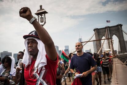 La marcha en apoyo a Trayvon Martin cruza el puente de Brooklyn en Nueva York. 