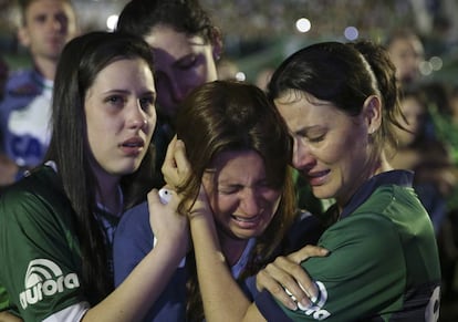 Muestras de dolor entre los aficionados que acudieron al estadio Arena Condado para rendir un homenaje al Chapecoense.