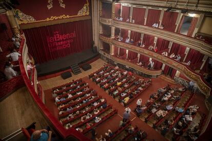 El aforo del teatro Lope de Vega se ha limitado al 50% de su capacidad, resultando un total de 375 espectadores por representación.