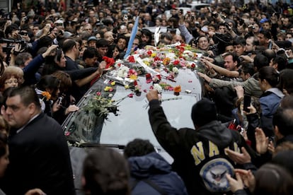 El coche fúnebre de Gustavo Cerati recorre las principales avenidas del centro de Buenos Aires (Argentina) rodeado de fans que le tiran flores.