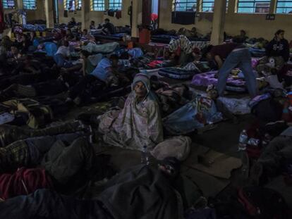 Migrantes hondureños pasan la noche en un albergue de Ciudad de Guatemala.