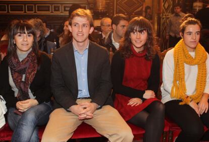 Desde la izquierda, Maider Urrutia, Hasier Larrea, Ainara Irastorza y Nagore Goñi, ayer en la entrega en San Sebastián de los galardones que les ha otorgado la Fundación Altuna.