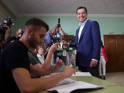 El presidente andaluz, Juanma Moreno, vota en Málaga.