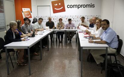 Los negociadores de Podemos, Comprom&iacute;s y el PSPV-PSOE en su primera reuni&oacute;n.