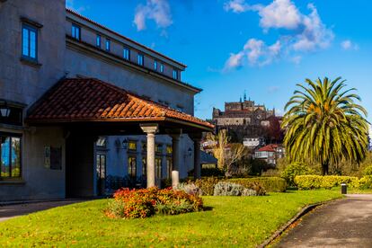 El parador de Tui, una recreación de un pazo gallego, y, al fondo, a un kilómetro de distancia, la catedral de Santa María.