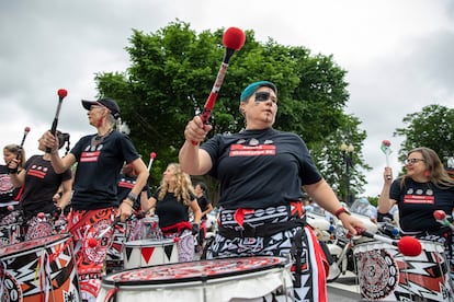 El grupo de percusión Batala toca durante una manifestación por el derecho al aborto.