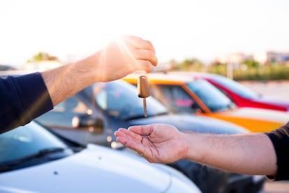 Entrega de la llave de un coche a un cliente.