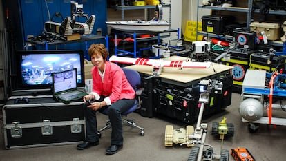 La profesora Robin R. Murphy con algunos de sus robots, en el Laboratorio de Robótica Humanitaria e Inteligencia Artificial de Texas en 2016.
