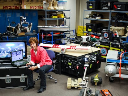 La profesora Robin R. Murphy con algunos de sus robots, en el Laboratorio de Robótica Humanitaria e Inteligencia Artificial de Texas en 2016.