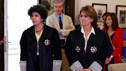Dolores Delgado con la teniente fiscal del Supremo, María Ángeles Sánchez Conde, durante su toma de posesión como fiscal de Sala de Memoria Democrática y Derechos Humanos, en junio pasado.