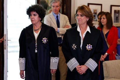 Dolores Delgado con la teniente fiscal del Supremo, María Ángeles Sánchez Conde, durante su toma de posesión como fiscal de Sala de Memoria Democrática y Derechos Humanos, en junio pasado.