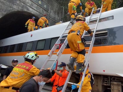 El descarrilamiento de un tren en el este de Taiwán, en imágenes