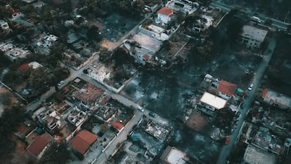 Vista aérea de los daños provocados por el fuego en Mati, el 25 de julio de 2018.