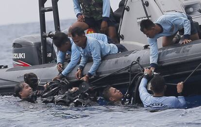 Buceadores del Ejército indonesio buscan a las víctimas del accidente el pasado octubre.