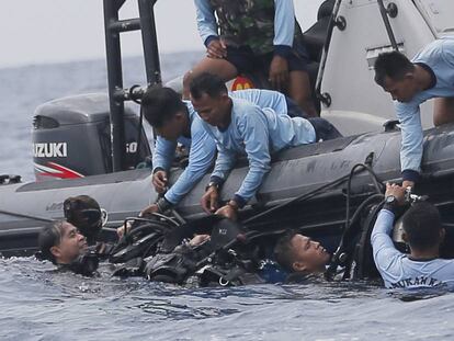 Buceadores del Ejército indonesio buscan a las víctimas del accidente el pasado octubre.