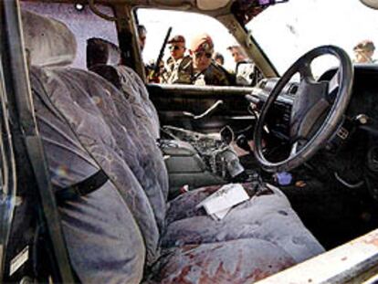 Soldados alemanes inspeccionan el coche tiroteado de Abdul, <b></b><i>Hayi</i><i>, </i><b>Qadir, ayer en Kabul.</b>