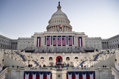 Imágenes del Capitolio durante los preparativos previos a la ceremonia inaugural número 59 del presidente electo Joe Biden y la Vicepresidenta electa Kamala Harris, en Washington (EE UU), este miércoles. La investidura estuvo marcada por la ausencia de asistentes por las restricciones de la pandemia.