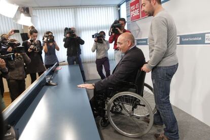 Jos&eacute; Antonio Pastor ayer en la sede del PSE en Bilbao.  / santos cirilo