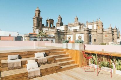 Azotea del hotel Veintiuno, en Las Palmas de Gran Canaria, con vistas a la catedral.