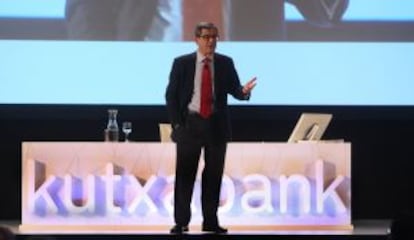 El presidente de Kutxabank, Mario Fernández, se dirige a los directivos reunidos en el BEC.