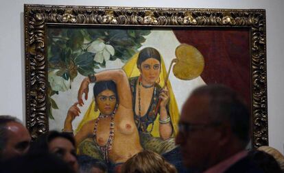 Visitantes ayer ante la obra 'Bayaderas indias' (1924), de Eduardo Chicharro, en el Prado.