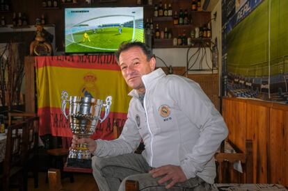 Carlos Belmar, dueño del bar Kuo, sede de la peña madridista Carabanchel Alto, en un salón de su local.