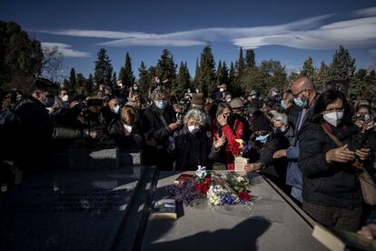 Flores depositadas por los que han asistido al entierro de la escritora Almudena Grandes, fallecida el pasado sábado, en el Cementerio Civil de la Almudena.
