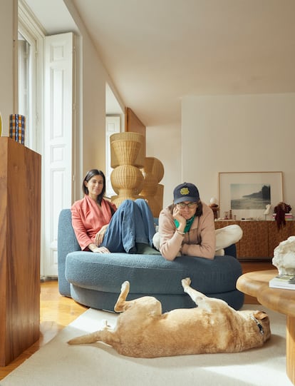Marta Jurado y Louis Chagnaud, en su piso en el barrio de Justicia de Madrid.