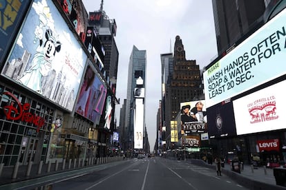 Una vista del Times Square vacío. La industria del turismo y el entretenimiento en Nueva York se ha visto afectada por las restricciones.