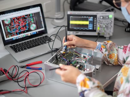 En un laboratorio de la empresa de tecnología Qant, una mujer muestra una medición de voltaje en un sensor cuántico