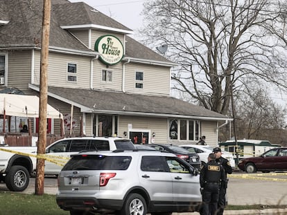 Agentes investigan el bar de Somers House, donde se produjo un tiroteo a primera hora de la mañana que, según informes, dejó tres muertos y dos heridos de gravedad cerca de Kenosha, Wisconsin.