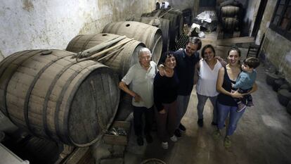 Membres de l'habitatge cooperatiu de la masia Can Carner.