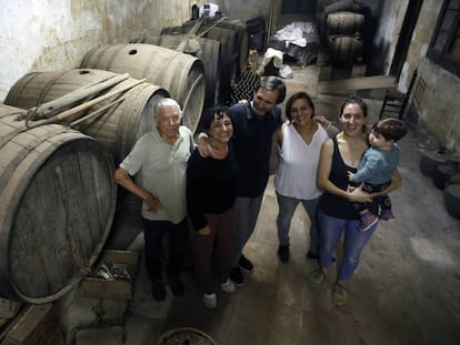 Membres de l'habitatge cooperatiu de la masia Can Carner.