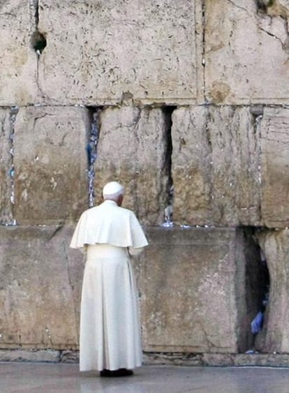 Benedicto XVI reza ante el muro de las lamentaciones.