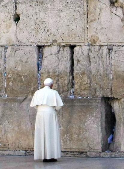 Benedicto XVI reza ante el muro de las lamentaciones.