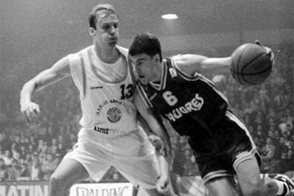 Zdovc (izquierda), con los colores del Iraklis Salónica, obstaculiza el paso a Perasovic (derecha), del Taugrés Vitoria en 1995.