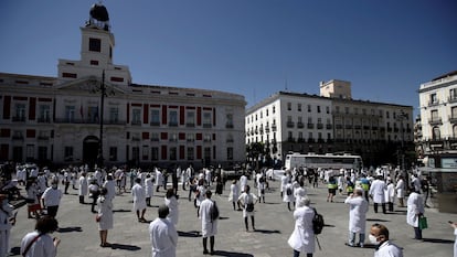 Members of the Amyts union, which represents a majority of Madrid doctors, gathered in Puerta del Sol on Saturday.