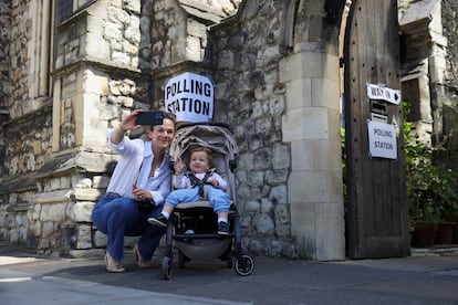 Una mujer se hace un autorretrato con un niño, este jueves en el exterior de un centro de votaciones en una iglesia en Londres. 