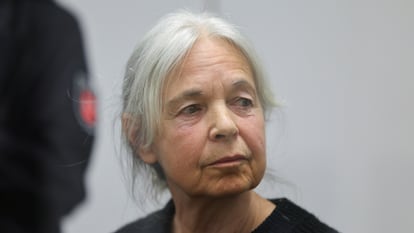 Daniela Klette, acusada de ser una de las últimas supervivientes del grupo Fracción del Ejército Rojo, reacciona el día de su juicio en un tribunal regional de Celle (Alemania), el martes.